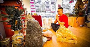 thầy tuấn đang khai quang cho vật phẩm