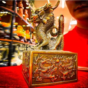 Cửu Long Kim Ấn – Ấn Rồng Ngậm Gậy Như Ý