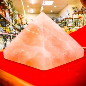 Kim tự tháp đá thạch anh hồng